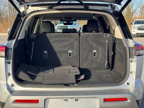 Used 2025 Nissan Pathfinder SL image 4