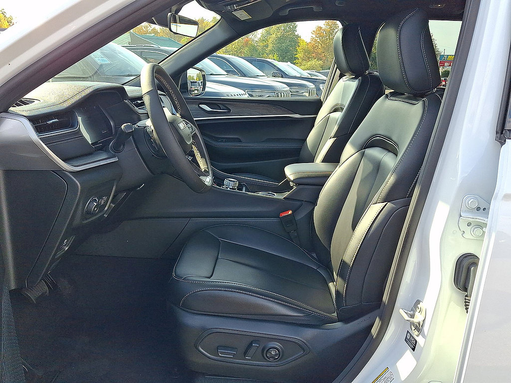 Used 2025 Jeep Grand Cherokee Limited AWD/4WD image 17
