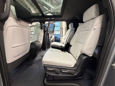 Used 2025 Cadillac Escalade ESV V image 65
