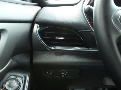 Used 2023 Chevrolet Traverse LT FWD image 32