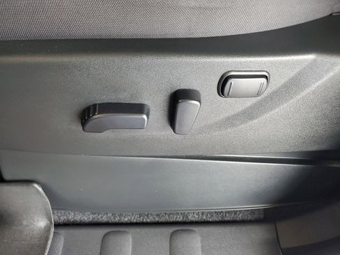 Used 2025 Nissan Frontier SV image 12