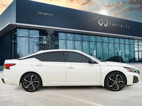 Used 2024 Nissan Altima 2.5 SR w/ SR Premium Package FWD image 4
