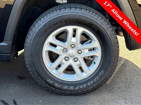 Used 2023 Jeep Grand Cherokee Laredo image 7