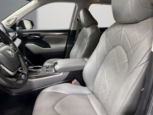 Used 2024 Toyota Highlander Platinum FWD image 14