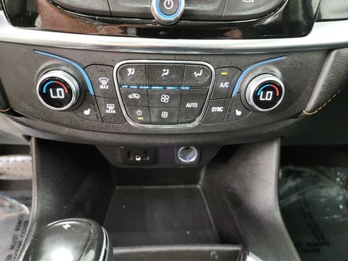 Used 2019 Chevrolet Traverse LT w/ LT Premium Package AWD/4WD image 22