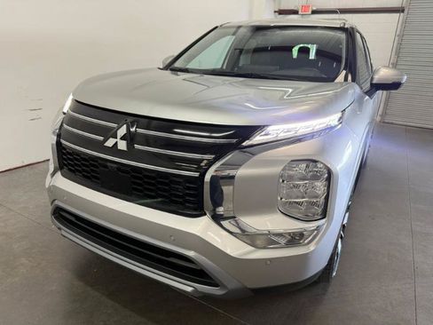 Used 2025 Mitsubishi Outlander SE FWD image 6