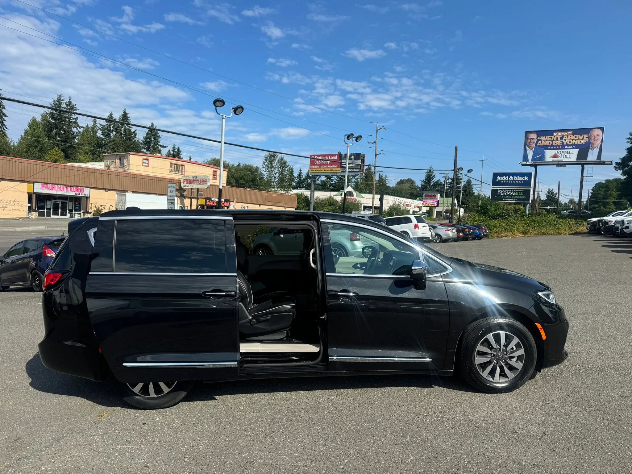 Used 2023 Chrysler Pacifica Limited FWD image 9