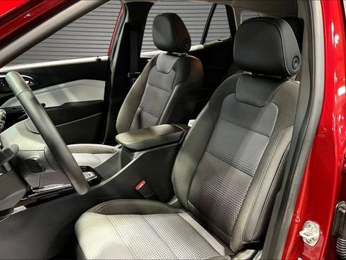 Certified 2025 Chevrolet Trax LT w/ Driver Confidence Package FWD image 17