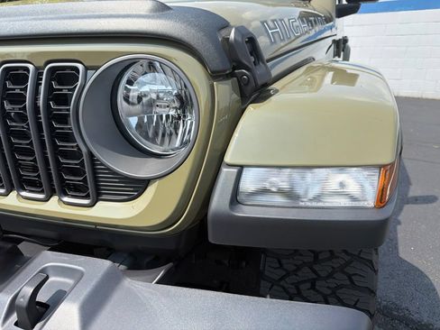 Used 2025 Jeep Gladiator Sport AWD/4WD image 9