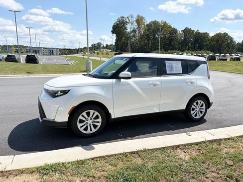Used 2024 Kia Soul LX FWD image 4