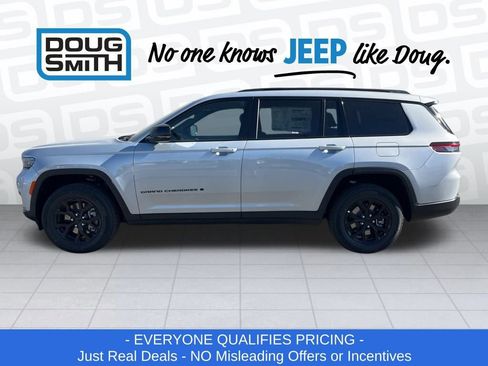New 2025 Jeep Grand Cherokee L Laredo image 3
