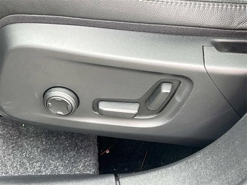 Used 2025 Volvo XC40 B5 Core w/ Climate Package image 26