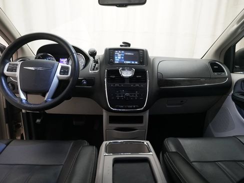 Used 2014 Chrysler Town & Country Touring w/ Driver Convenience Group FWD image 5