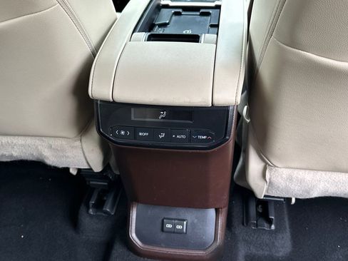 Used 2022 Toyota Highlander XLE AWD/4WD image 18