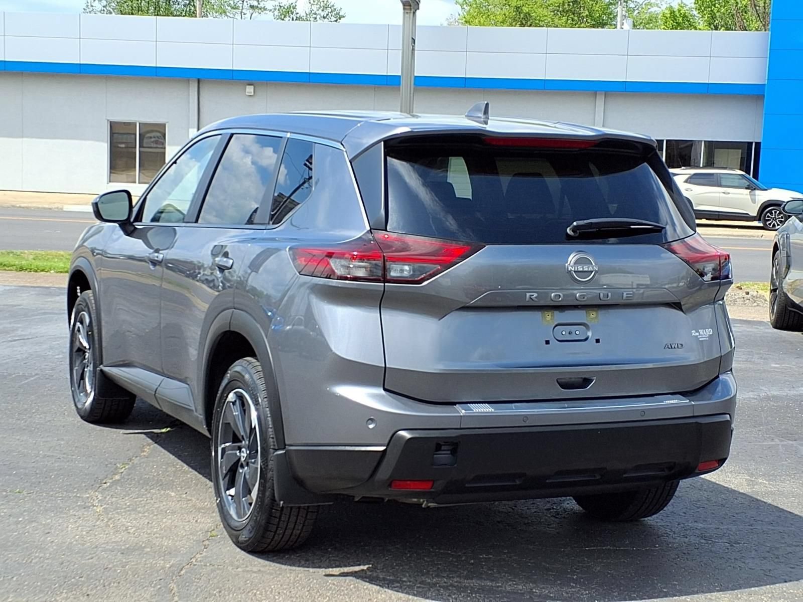 Used 2025 Nissan Rogue SV AWD/4WD image 2