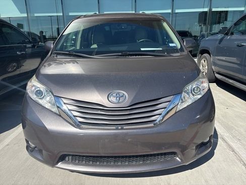 Used 2017 Toyota Sienna XLE image 3