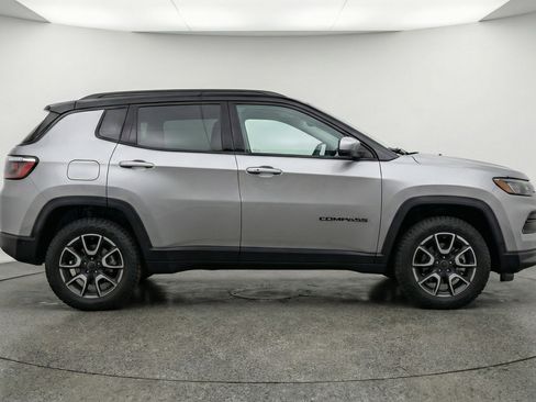 Used 2025 Jeep Compass Trailhawk image 11