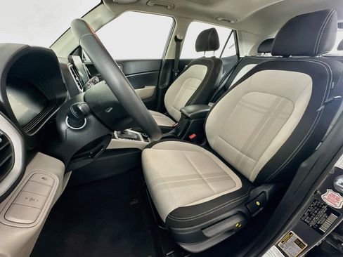 Used 2025 Hyundai Venue SEL FWD image 13