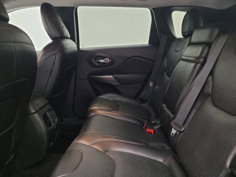 Used 2019 Jeep Cherokee Overland w/ Technology Group AWD/4WD image 18