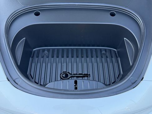 Used 2023 Tesla Model 3 Standard Range image 3