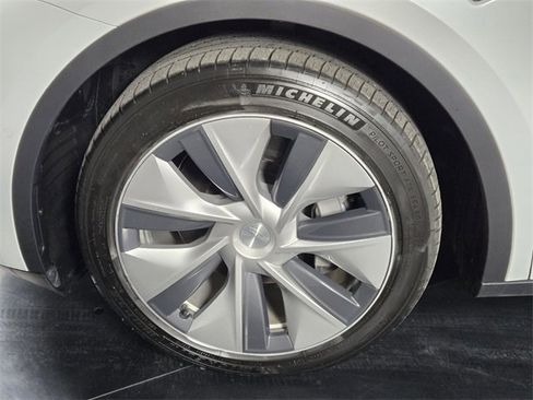 Used 2020 Tesla Model Y Long Range image 12
