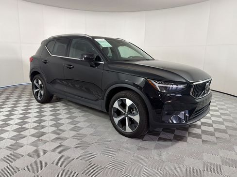 Used 2025 Volvo XC40 B5 Plus AWD/4WD image 7