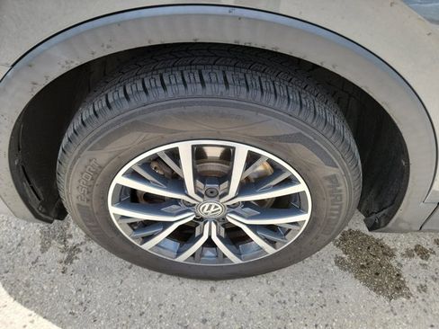 Used 2018 Volkswagen Tiguan SE w/ Panoramic Sunroof Package FWD image 9