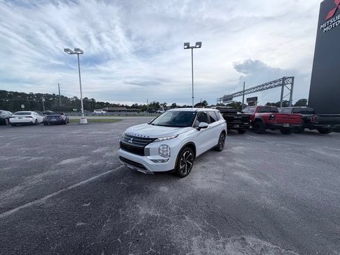 Used 2023 Mitsubishi Outlander SE FWD image 2