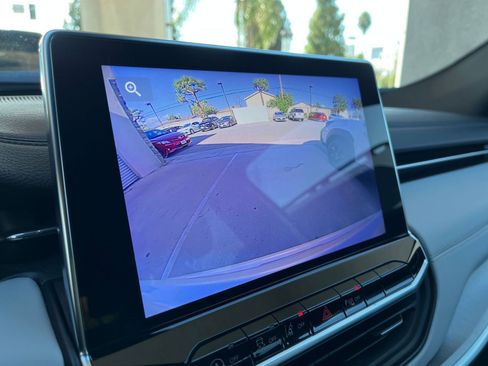 Used 2025 Jeep Compass Limited image 17