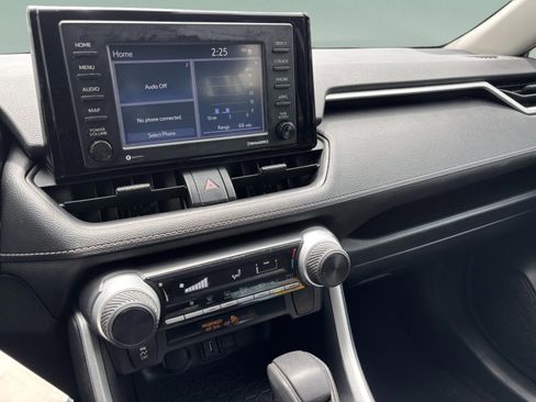 Used 2021 Toyota RAV4 LE FWD image 30