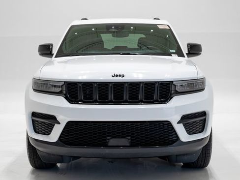 Used 2024 Jeep Grand Cherokee Altitude AWD/4WD image 4