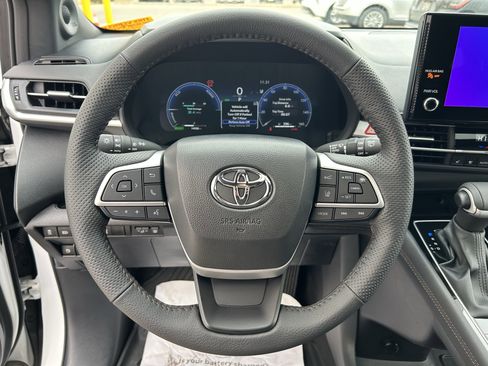 Used 2025 Toyota Sienna Platinum image 27