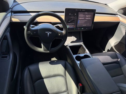 Used 2023 Tesla Model Y 2WD image 15