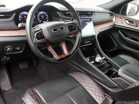 Used 2025 Jeep Grand Cherokee Summit image 13