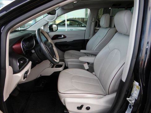 Used 2018 Chrysler Pacifica Limited w/ Tire & Wheel Group image 21