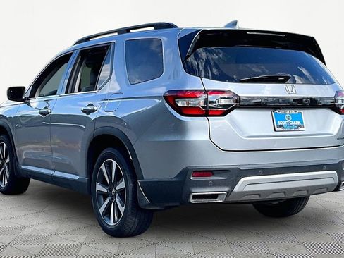 Certified 2025 Honda Pilot Touring image 4