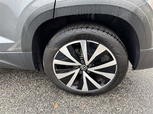 Certified 2024 Volkswagen Taos SE w/ Panoramic Sunroof Package image 6