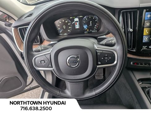 Used 2021 Volvo XC60 T5 Momentum image 8