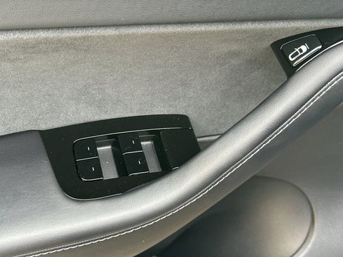 Used 2020 Tesla Model Y Long Range image 11