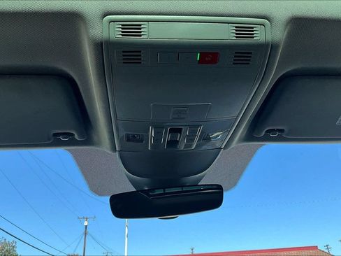 Used 2024 Volkswagen Taos SE w/ Panoramic Sunroof Package FWD image 16