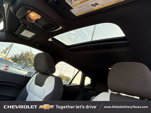 Used 2025 Chevrolet Trax RS w/ Sunroof Package FWD image 29