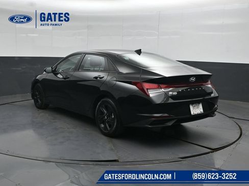 Used 2022 Hyundai Elantra SEL w/ Convenience Package FWD image 8