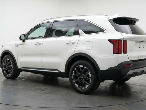 Used 2024 Kia Sorento S image 6