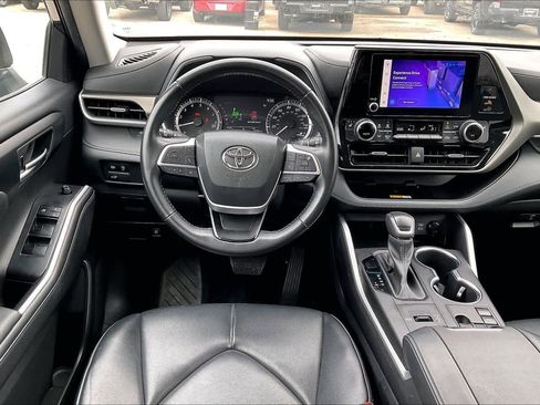 Used 2023 Toyota Highlander XLE FWD image 6