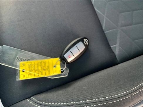 Used 2025 Nissan Frontier SV image 11