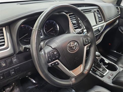 Used 2015 Toyota Highlander Limited image 16