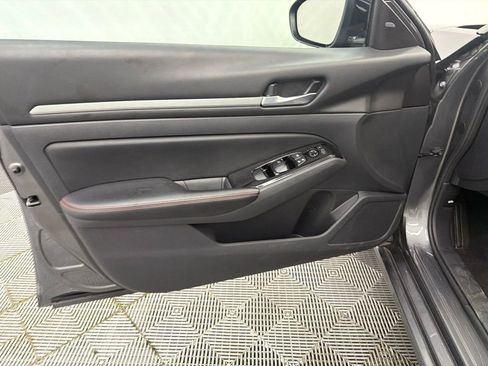 Used 2025 Nissan Altima 2.5 SR FWD image 11