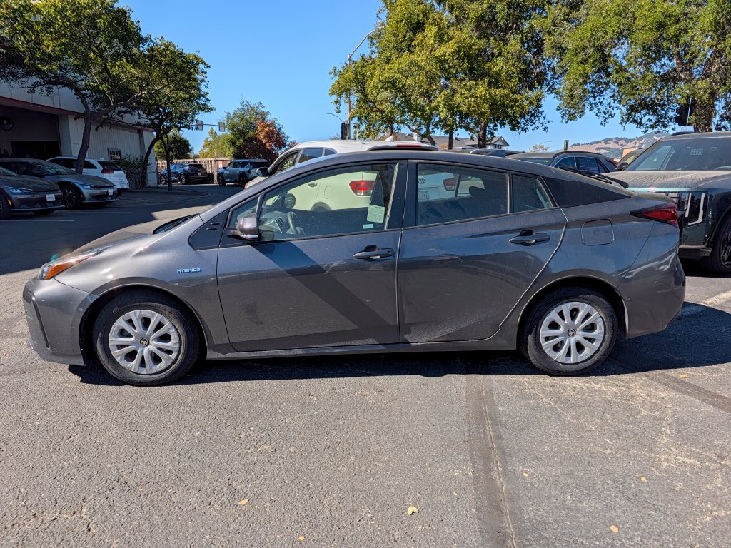 Used 2019 Toyota Prius LE FWD image 2