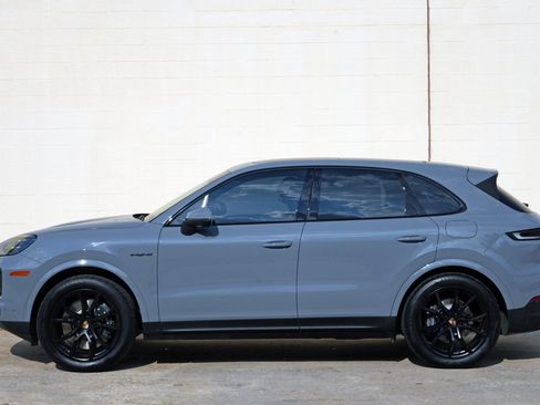 Used 2025 Porsche Cayenne E-Hybrid w/ Premium Package Plus AWD/4WD image 53