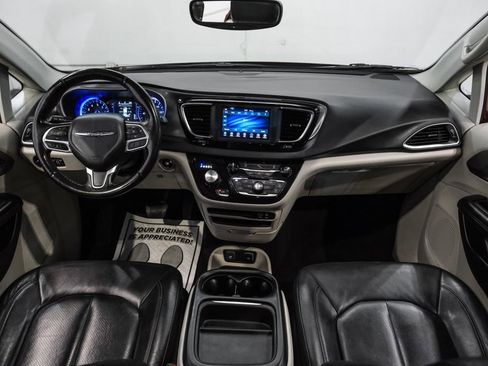 Used 2020 Chrysler Pacifica Touring-L image 19